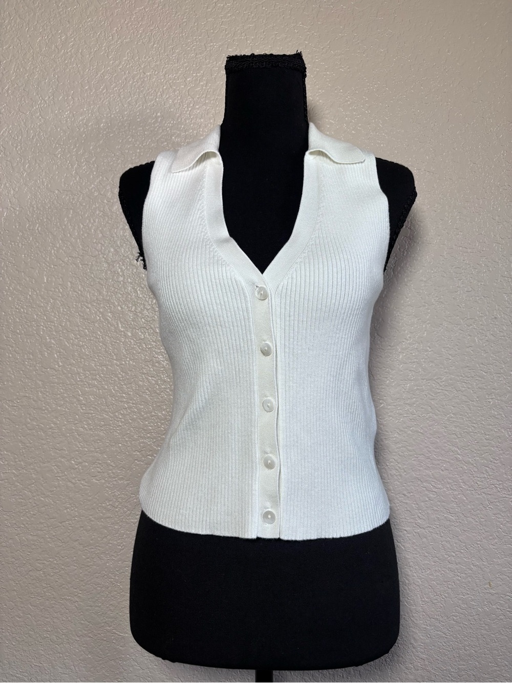 Caroline Constras Cream Ribbed Sleeveless Button-Front Top size Medium $168